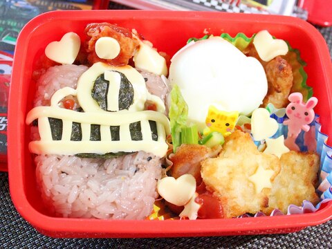 長男の幼稚園弁当★赤飯でトッキュウジャーキャラ弁♪